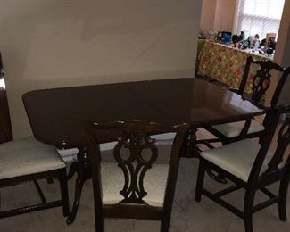 VINTAGE DINING ROOM TABLE AND 6 CHAIRS