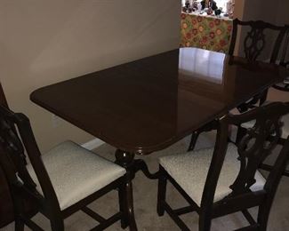 VINTAGE DINING ROOM TABLE AND 6 CHAIRS 