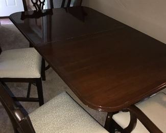 VINTAGE DINING ROOM TABLE AND 6 CHAIRS 