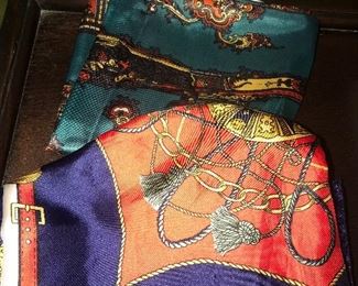 WOMEN'S SCARVES  