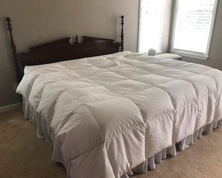 That is a floofy down comforter! Also head board with notches already in the bed posts!