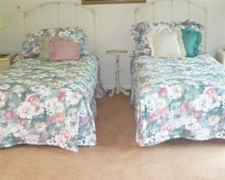 PAIR TWIN BEDS WITH BED LINEN NIGHT STANDS