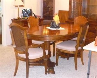 CLOSER VIEW OD TABLE AND CHAIRS