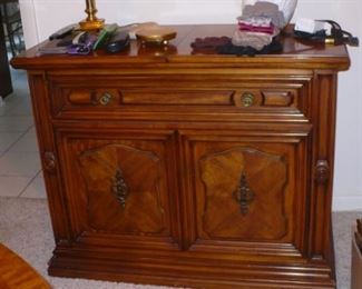 SERVER TO DINING SET