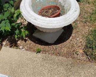 concrete footed planter (2)