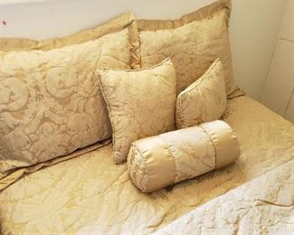 comforter set with pillows