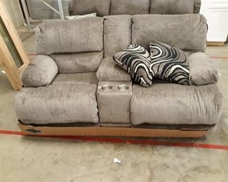 Catnapper Love Seat With Middle Console
