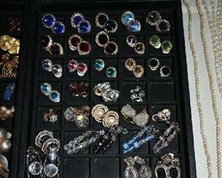 EARRINGS/PINS