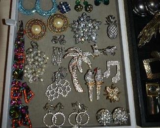 BROOCHES/EARRINGS