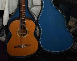 DEL VECCHIO GUITAR W/CASE