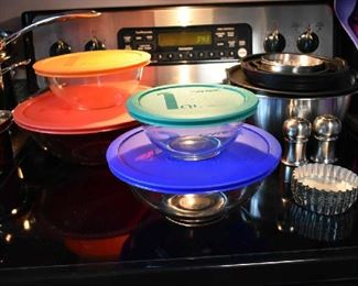 PYREX STORAGE BOWLS/METAL STORAGE BOWL SET