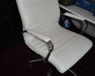 WHITE CHAIR