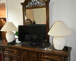 DRESSER, FLATSCREEN TV, 2 MATCHING LAMPS