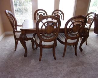 Benchmark dining room table with 2 leaves and 6 chairs. Matching china cabinet.