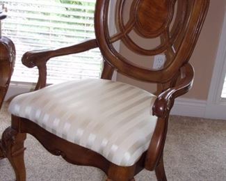 Benchmark dining room table with 2 leaves and 6 chairs. Matching china cabinet.