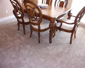 Benchmark dining room table with 2 leaves and 6 chairs. Matching china cabinet.