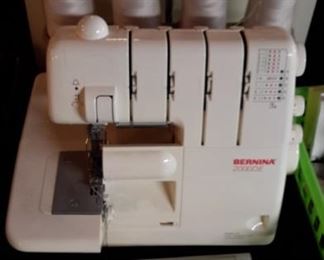 Bernina 2000DCE Serger Sewing Machine 4 Thread