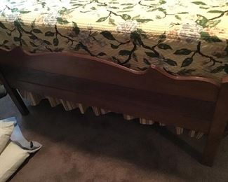 Metal modern fram but head foot bed very old