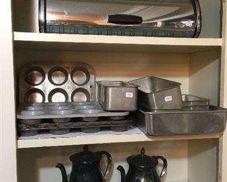 Retro bread box, bakeware