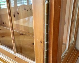 Hutch hinge detail