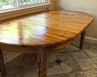 Pine table with 2 leaves