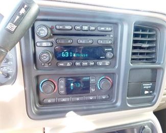 Yes, everything works. AC blows ice cold. AM/FM with CD.