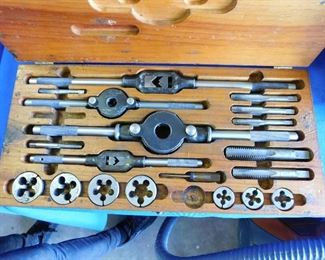 Snap-on vintage tap and die set in wood box. Missing one tap and one die. Boo.