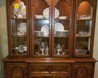 Lighted display hutch