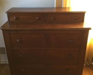 Vintage/ Antique Wood Dresser              https://ctbids.com/#!/description/share/209788