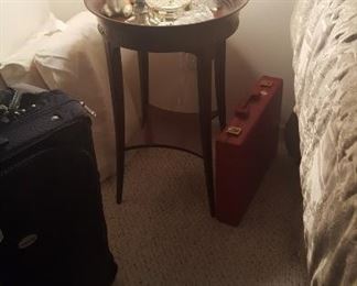 ANTIQUE CIRCULAR LAMP TABLE & FIGURINES