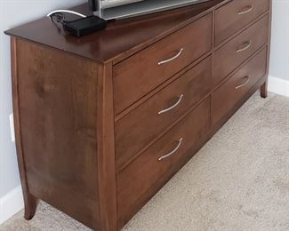 24 Dresser