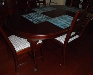 Dining table w/leaf & 5 matching chairs  66"x44"