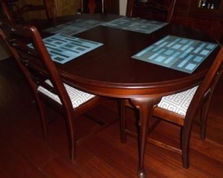 Dining table w/leaf & 5 matching chairs  66"x44"