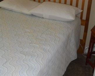 Full bed w/pine head board
