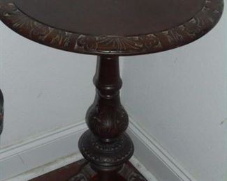Round pedestal table 