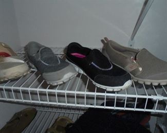 Ladies 'Sketchers' shoes size 7  (1 of each pair shown)like new