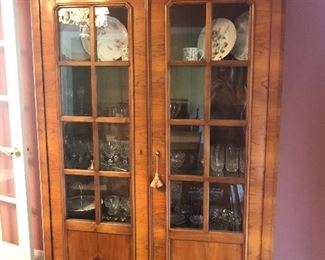GORGEOUS China Cabinet - has glass shelves, working key, has lights
