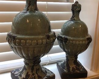 2 decorative urns