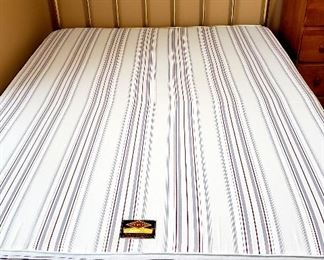 Queen bed complete has duo box springs