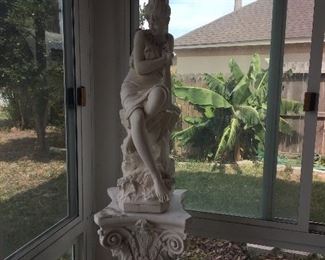 Venus di' Milo Full Size Statue Beautiful Indoors or Out She Comes With The Pedestal