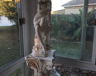 Venus di' Milo Full Size Statue Beautiful Indoors or Out She Comes With The Pedestal