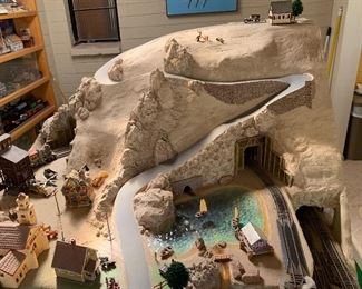 Massive custom built HO Train set 60in x 52in x 1118in HxWxD