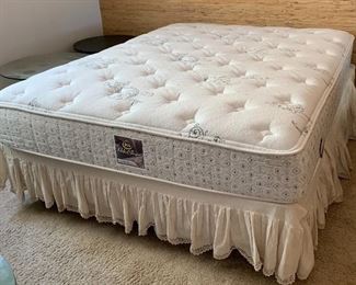 Queen Bed Serta Perfect Sleeper Belvedere Mattress/Box spring/Frame 25x60x78in HxWxD