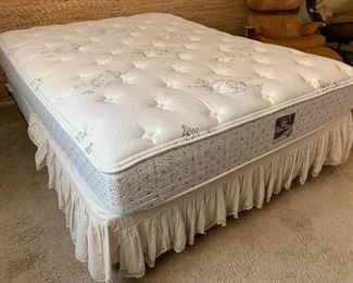 Queen Bed Serta Perfect Sleeper Belvedere Mattress/Box spring/Frame 25x60x78in HxWxD