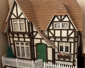 Custom Doll House 26x26x17inH