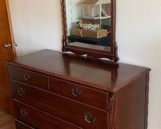 Vintage Mahogany 5 Drawer Dresser w/ Mirror 36x46x19in HxWxD