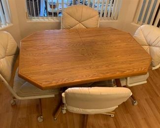 Oak Veneer Kitchen Table w/ 4 Chairs 29.5in x 36 x 54 HxWxD