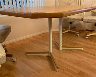 Oak Veneer Kitchen Table w/ 4 Chairs 29.5in x 36 x 54 HxWxD