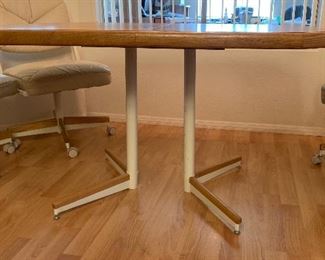 Oak Veneer Kitchen Table w/ 4 Chairs 29.5in x 36 x 54 HxWxD
