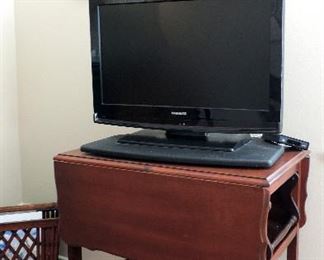 WOODEN TEACART AND FLAT SCREEN TV